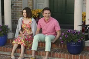 Sue (Eden Sher, l.) spricht unter anderem mit Brad (Brock Ciarlelli, r.) über das College-Leben, während Axl ausgerechnet den letzten College-Test versäumt ...