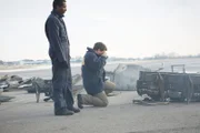 REENACTMENT - NTSB-Ermittler machen Fotos, um die Absturzstelle am Quincy Regional Airport zu dokumentieren.