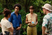 Gaëlle (Béatrice de la Boulaye, l.), Aurélien (Julien Béramis, 2.v.l.), Mélissa (Sonia Rolland, 2.v.r.) und Valentin (Philippe Dorian, r.) rätseln über das Verschwinden einer Leiche und darüber, wer Sonia am Tatort angegriffen haben könnte.