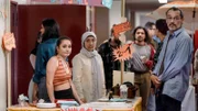 Kira (Derya Dilber) und Dilara (Jansel Dogan) versuchen Waffeln an die Kundschaft zu bringen.