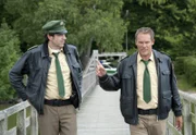 Eine junge Frau ist bei einem Polterabend auf einem Rundfahrtschiff über Bord gegangen. Franz Hubert (Christian Tramitz, rechts) und Johannes Staller (Helmfried von Lüttichau) versuchen den Fall aufzuklären.