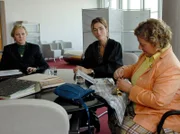 Marita Blum (Julia Bremermann, Mitte) bringt ihre vermeintlich debile Mandantin, die Hausmeisterin Anna Woitecki (Regine Hentschel, re.), dazu, der kaltherzigen Fürsorgebeamtin Zuber (Rosa Enskat) zu demonstrieren, dass sie eine hohe praktische Intelligenz hat: Sie kann zum Beispiel ein kompliziertes Eckventil zuerlegen und wieder zusammen bauen.