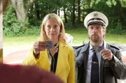 Sophie Haas (Caroline Peters, l.) und Dietmar Schäffer (Bjarne Mädel, r.) machen sich auf die Suche nach vernachlässigten Hengascher Hausfrauen, die Callboy Rocco beglückt hat.