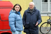 Till (Marinus Hohmann, links) klagt Joseph (Michael Vogtmann, rechts) sein Leid.