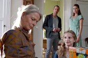 Enkelin Kim (Carlotta von Falkenhayn), Tochter Vicky (Jessica Ginkel, re.) und Sohn Georg (Barnaby Metschurat) sorgen sich um Heidelinde (Corinna Kirchhoff, li.).