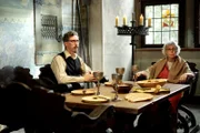 SWR Fernsehen EPOCHENKOCHEN, FOLGE 2, "Wie die Ritter tafelten", am Freitag um 14:15 Uhr. Die Tafel für das mittelalterliche Mahl im historischen Festsaal von Schloss Neuenstein bei Öhringen ist gedeckt.