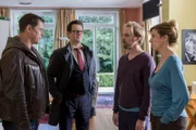 ARD HEITER BIS TÖDLICH - MORDEN IM NORDEN, III. Staffel der Krimiserie am Vorabend mit 8 neuen Folgen, Folge 33 "Der letzte Drink" am Dienstag (18.03.14) um 18.50 Uhr im Ersten. Finn Kiesewetter (Sven Martinek, l.) und Lars Englen (Ingo Naujoks, 2.v.l.) befragen die Sozialpädagogin Hanna Dressler (Helene Grass, r.) und deren Mann  Jens Dressler (Felix Lampe, 2.v.r.).