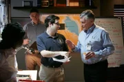 REENACTMENT - Die Ermittler Roger Cox (gespielt von Chris Gillet), rechts, und Bill Bramble (gespielt von Matthew Gorman) diskutieren die Beweise über die Ursache des Absturzes des Asiana-Flugs 214 am Flughafen von San Francisco. (Cineflix International Media/Ian Watson)