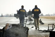 NTSB-Ermittler Tom Haueter (Christian Lloyd) und sein Team treffen an der Absturzstelle am Flughafen Quincy ein.