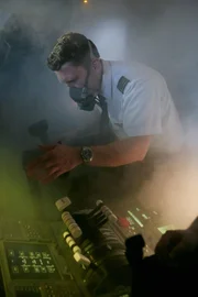 REENACTMENT- Der Erste Offizier Matthew Bell (gespielt von Cody Ray Thompson) beugt sich nach vorne, um durch den Rauch zu sehen, der seine Cockpitkontrollen verdeckt, nachdem im Frachtraum von UPS Flug 6 ein Feuer ausgebrochen ist (Cineflix International Media/Ian Watson).
