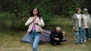 Sahra (Pegah Ferydoni) bereitet sich auf den Aufenthalt im Wald vor.