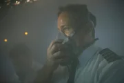 REENACTMENT- Kapitän Doug Lampe (gespielt von Jonathan Purdon) ringt im verqualmten Cockpit des UPS-Flugs 6 nach Luft (Cineflix International Media/Ian Watson)