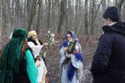 Die Hexen führen eine Schutzzeremonie durch, um Sam Sheridan vor bösen Geistern zu schützen.