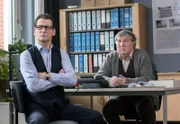ARD HEITER BIS TÖDLICH - MORDEN IM NORDEN, II. Staffel der Krimiserie am Vorabend mit 16 neuen Folgen, Folge 32 "Das letzte Lachen" (Wh.), am Freitag (06.02.15) um 18.50 Uhr im Ersten. Im Lübecker Hafen haben Angler einen toten Clown gefunden. Lars Englen (Ingo Naujoks, l.) und Schröter (Veit Stübner, r.) sind etwas ratlos im neuesten Fall.