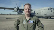 Sean Cross mit einem Flugzeug der US Air Force.