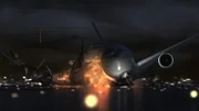 Die rechte Tragfläche von FedEX-Flug 14 schlägt auf den Boden und geht in Flammen auf.