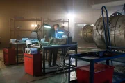 Der leitende Ermittler (gespielt von Von Flores) untersucht die Black Boxes, die von der Absturzstelle von China-Airlines-Flug 140 geborgen wurden.