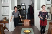 Katja (Lisa Wagner, r.) bittet Dunja (Katrin Sass, l.) um ein Interview.