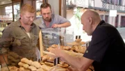 Johannes Hirth (li.) und Jörg Schmid (re.) - die Wildbakers - machen bei ihrer "Tour de Baguette" Station in der Bäckerei Degermann in Obernai, Elsaß.
