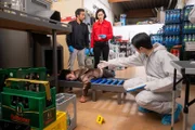 Die Tote (Komparsin) wurde offenbar erschlagen und dann hinter den Pfandautomaten gezogen. Hat die Tote jemanden überrascht und musste dann sterben? Das müssen nun Pauline Hobrecht (Agnes Decker), David Grünbaum (Omar El-Saeidi, l.) und Thomas (Yung Ngo, r.) herausfinden.