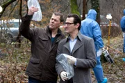ARD HEITER BIS TÖDLICH - MORDEN IM NORDEN, II. Staffel der Krimiserie am Vorabend mit 16 Folgen, Folge 31 "Die alte Wippe" (Wh.), am Freitag um 18.50 Uhr im Ersten. Am Ufer der Trave wird der Inhaber einer Schönheitsklinik tot aufgefunden. Aufgrund der Beweislage vermuten Finn Kiesewetter (Sven Martinek, l.) und Lars Englen (Ingo Naujoks, r.), dass das Opfer gefoltert wurde bevor es ertrunken ist.