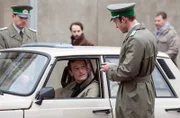 Katja ist ins Visir der Stasi geraten. Falk (Jörg Hartmann, M.) fährt über die Grenze, um sich Zutritt zu ihrer Wohnung zu verschaffen.