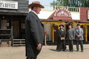 Heinz Knapps (Peter Kurth) mit dem Totengräber (Oliver Marlo) und Reverend (Steffen C. Jürgens).
