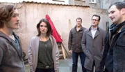 ARD HEITER BIS TÖDLICH - MORDEN IM NORDEN, II. Staffel der Krimiserie am Vorabend mit 16 Folgen, Folge 31 "Die alte Wippe" (Wh.), am Freitag (23.01.15) um 18.50 Uhr im Ersten. Was haben Fabian (Alexander Becht, l.) und Konstantin (Daniel Flieger, r.) mit dem Mord an Joachim Kählig, dem Inhaber einer Schönheitsklinik, zu tun? Sie sind beide in Charlotte Weisse (Natalia Rudziewicz, 2.v.l.) verliebt, die seit einer Gesichtsbehandlung unter schwersten Verätzungen leidet. Finn Kiesewetter (Sven Martinek, 3.v.r.) und Lars Englen (Ingo Naujoks, 2.v.r.) stellen Fragen.