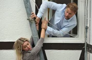 Leon (Janek Rieke) hält Danuta (Karolina Lodyga) fest, die ihre Beziehung vor seiner Tochter geheim halten wollte und sich verstecken will.