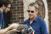 Bei den Ermittlungen kommt ein dunkles Geheimnis einer Kooperation zwischen Navy und CIA bezüglich einer humanitären Mission in Bolivien ans Tageslicht: Sebastian (Rob Kerkovich, l.) und Pride (Scott Bakula, r.) ...