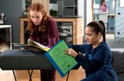 Tamar Hummel (Linda Kummer, l.) und Sofia Galura (Olivia Papoli-Barawati, r.) nutzen ihre Pause und lesen.