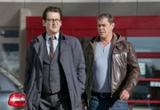 Finn Kiesewetter (Sven Martinek, r.) und Lars Englen (Ingo Naujoks, l.) fragen sich, warum der Wachmann der Lackfabrik den Mord nicht bemerkt hat.