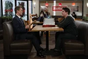 Um herauszufinden, wen Robin gestalkt hat, reist Barney (Neil Patrick Harris, l.) nach Kanada und befragt Gordie (Corey Krueger, r.). Doch kann er ihm wirklich weiterhelfen?