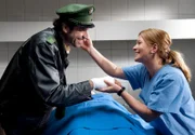 Staller (Helmfried von Lüttichau, l.) und  Dr. Anja Licht (Karin Thaler, r.) Weiteres Bildmaterial finden Sie unter www.br-foto.de.