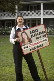 Delia (Camryn Manheim) ist mal wieder als Maklerin unterwegs. Sie soll die Villa der  Familie Bancraft  verkaufen.