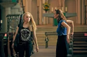 Natti Hendricks (Luzia Oppermann, l.) kann mit ihrer Band nun nicht mehr in den Räumen der Kirchengemeinde proben – sehr zur Freude der Küsterin Elisa Bredenbeck (Anne Lebinsky, r.).