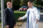 Wolfgang Berger (Horst Günter Marx, l.) versucht Matteo Moreau (Mike Adler, r.) zu überzeugen.