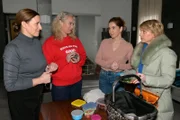 Katrin (Ulrike Frank, l.) tut die Unterstützung ihrer Freundinnen Maren (Eva Mona Rodekirchen, 2.v.l.), Nina (Maria Wedig, 2.v.r.) und Yvonne (Gisa Zach) gut.