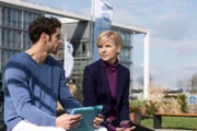 Kathrin (Andrea Kathrin Loewig, r.) sucht das Gespräch mit Niklas (Roy Peter Link, l.). Nicht nur ihm liegt etwas auf dem Herzen.
