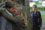 Vera (Rebecca Immanuel, re.) findet heraus, was zwischen Danuta (Karolina Lodyga) und Leon (Janek Rieke) läuft.