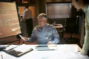 REENACTMENT - NTSB-Ermittler Roger Cox (gespielt von Chris Gillet) prüft Dokumente, die wichtige Hinweise auf die Ursache des Absturzes von Asiana-Flug 214 auf dem Flughafen von San Francisco enthalten könnten.