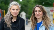 Eine Familie mit Kindern zu gründen, gilt auch heute noch als das gesellschaftliche Idealbild. Doch auch ohne Kinder kann man glücklich werden, so Prof. Claudia Rahnfeld (l.).