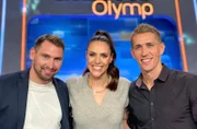 Moderatorin Esther Sedlaczek (M.) mit den Kandidaten des Teams "Torjäger": Patrick Helmes (l.) und Nils Petersen (r.).