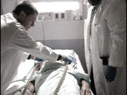 Überdosis - Clinton, Indiana. Im örtlichen Krankenhaus kommt es immer wieder zu mysteriösen Todesfällen. Die Ermittler sind ahnungslos, warum Patienten, die sich auf dem Weg zur Besserung befanden, plötzlich an Herzversagen sterben.