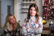 Britta (Tabea Heynig, r.) sieht ein, dass es keine gute Idee ist, sich an Patrizias Geld zu bedienen. Links Ute (Isabell Hertel)