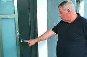 Mandys Vater Richard Dettmer lebt in Angst. Drei Schüsse wurden im Januar 2023 vor seiner Haustür auf ihn abgefeuert. Nur durch Zufall blieb er unverletzt.