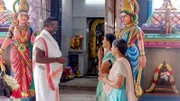 Venkatesh Perumal hilft in seiner Freizeit als Priester in einem Tempel in Moolakulam, einem Vorort von Pondicherry aus.