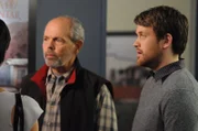 Haben Greg Relin (Joe Spano, l.) und Evan Kress (Michael Arden, r.) etwas mit dem Mord an Natalie Gibecki zu tun?