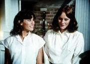 Erin (Mary Beth McDonough, r.) und ihre Schwester Mary Ellen (Judy Norton-Taylor, l.) beschließen, ihr Elternhaus in Waltons Mountain zu verlassen, um in Hollywood ihr Glück zu versuchen.