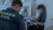 Die Zollbeamten kontrollieren das Gepäck.